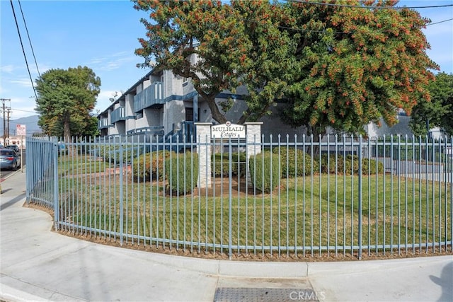 view of front of house featuring a front yard