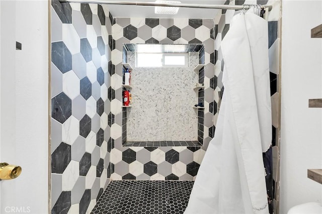 bathroom featuring a tile shower