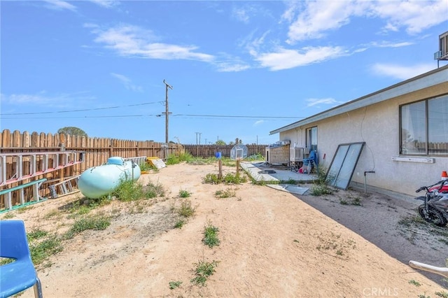 view of yard featuring a storage shed