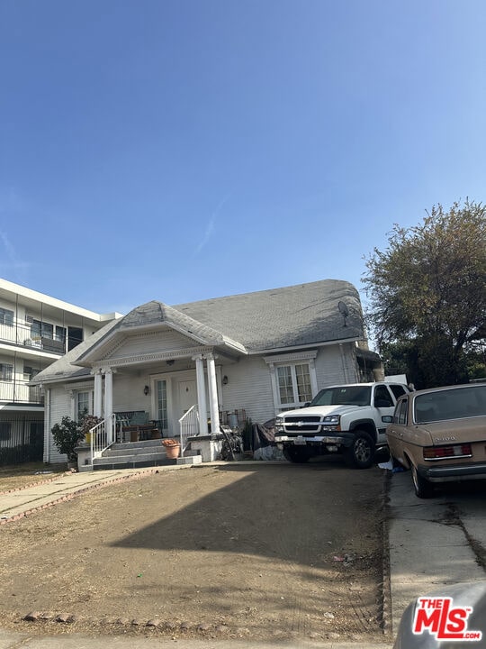 view of front of property featuring covered porch