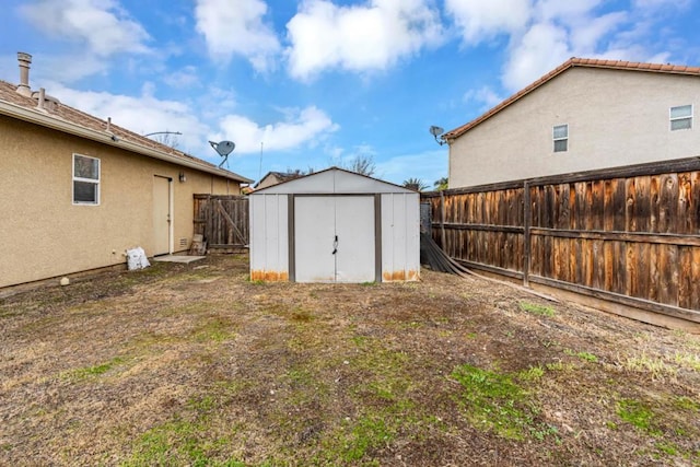 view of yard with a storage unit