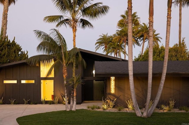 view of front of house with a front lawn