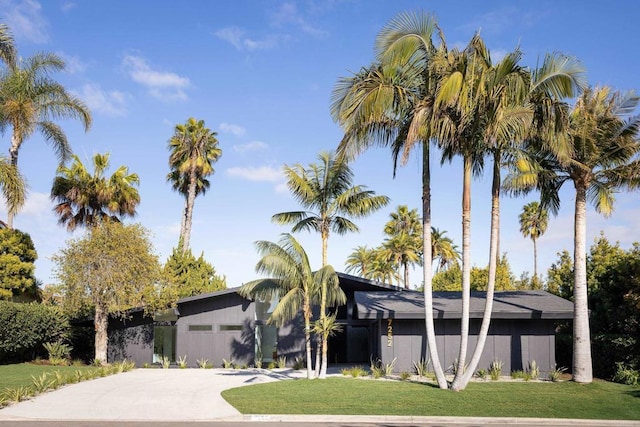 view of front facade featuring a front yard