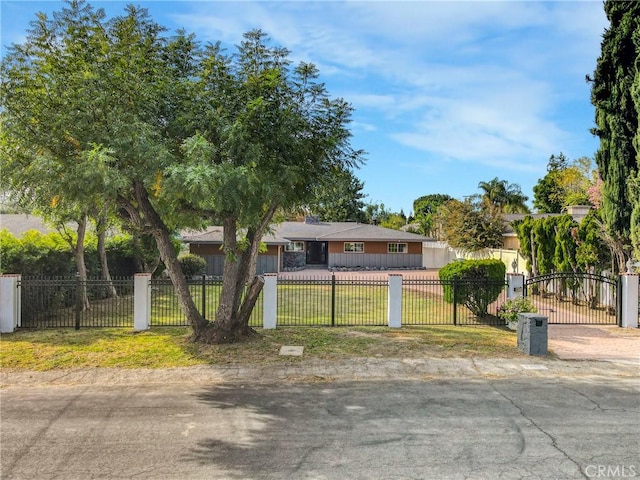 view of front of home with a fenced front yard