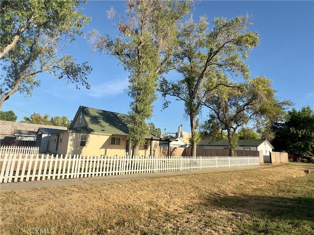 exterior space with a front yard