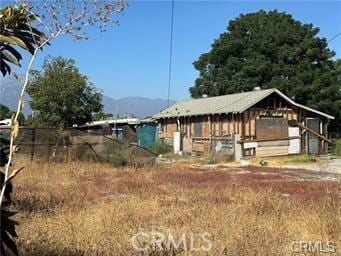 view of front of property with an outbuilding