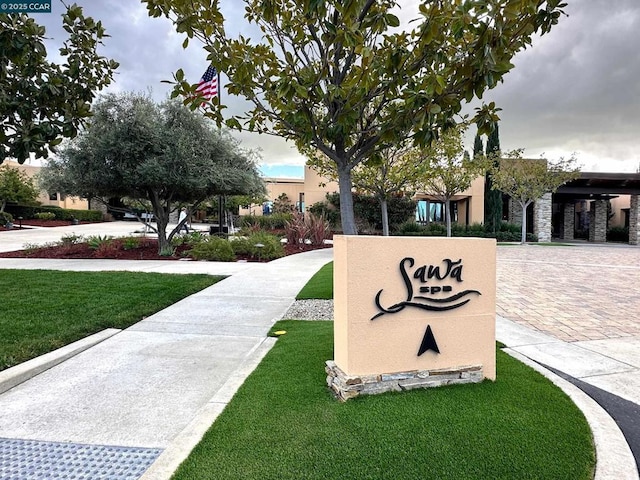 community / neighborhood sign featuring a lawn