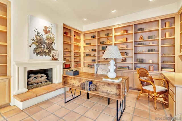 living area with built in desk and light tile patterned flooring