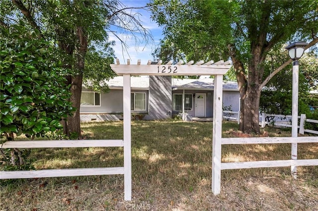 single story home with a front yard