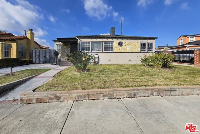 view of front facade with a front lawn