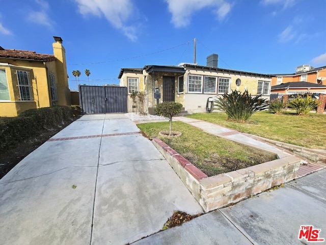 single story home featuring a front yard