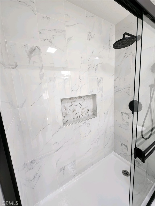 bathroom featuring tiled shower