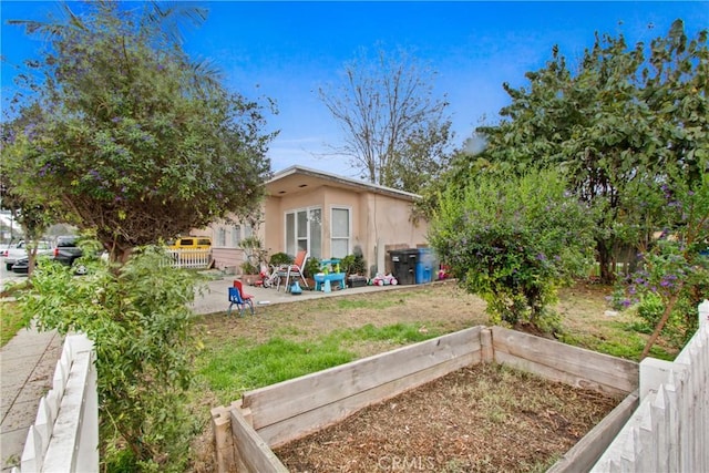 view of yard featuring a patio area