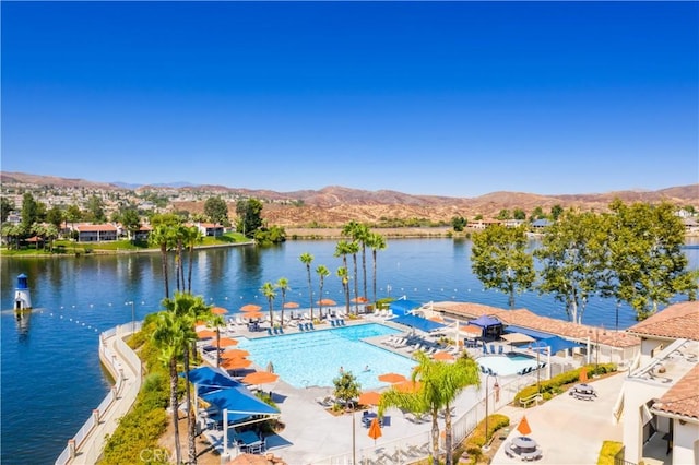 water view with a mountain view