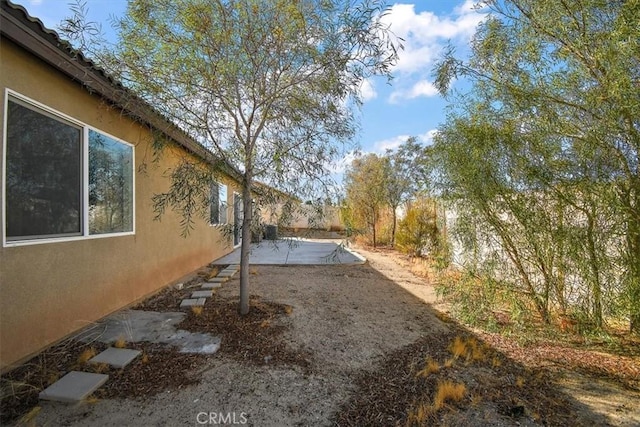 view of yard featuring a patio area