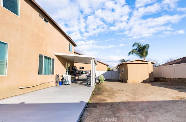 view of yard with a storage shed