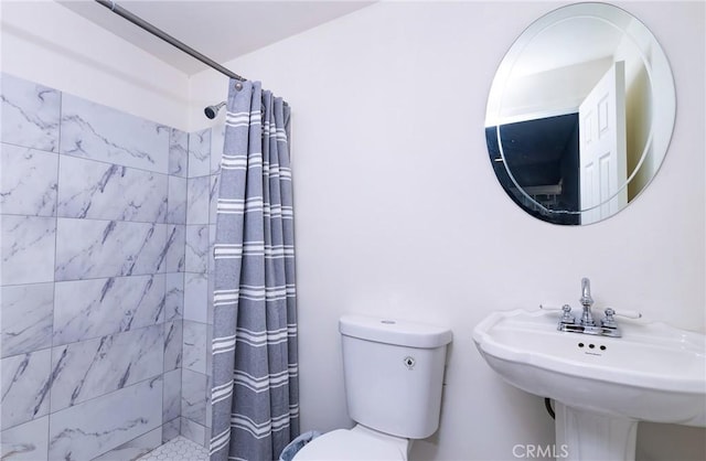 bathroom with a shower with curtain, toilet, and sink