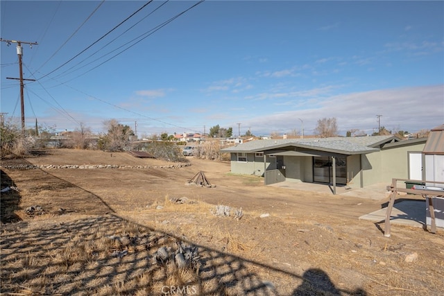 view of yard featuring a patio area