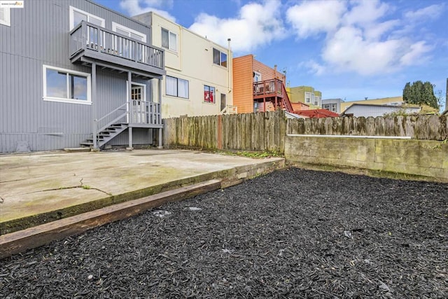 view of yard featuring a patio area