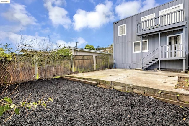 view of yard featuring a patio area