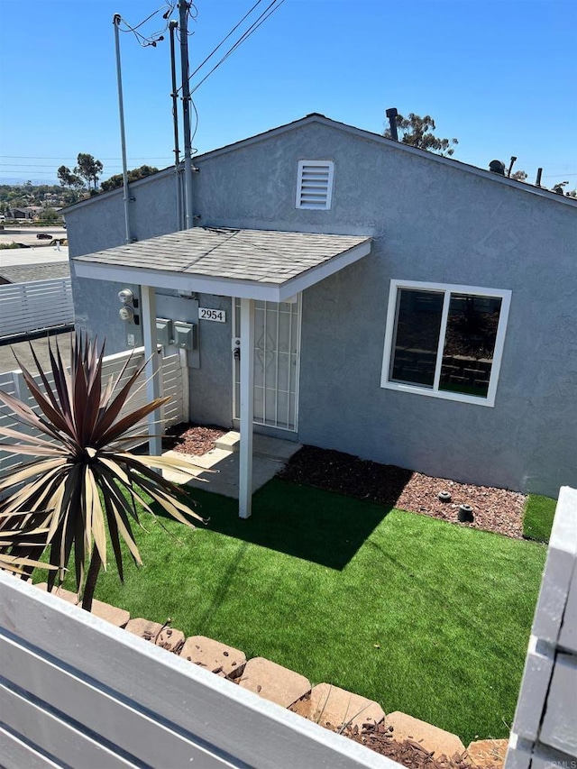 view of front of home featuring a front yard