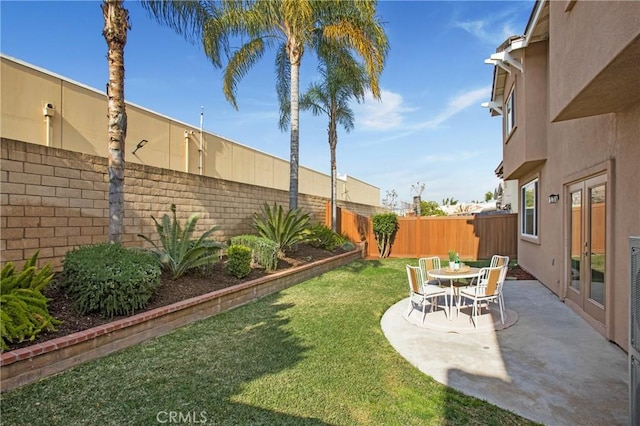 view of yard featuring a patio