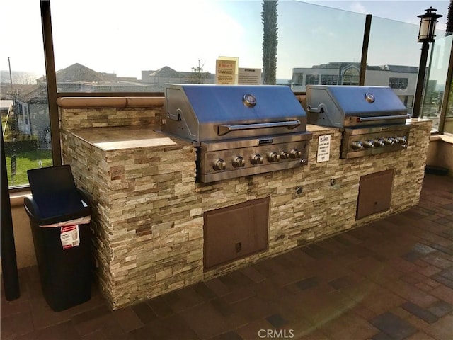 view of patio featuring an outdoor kitchen and grilling area