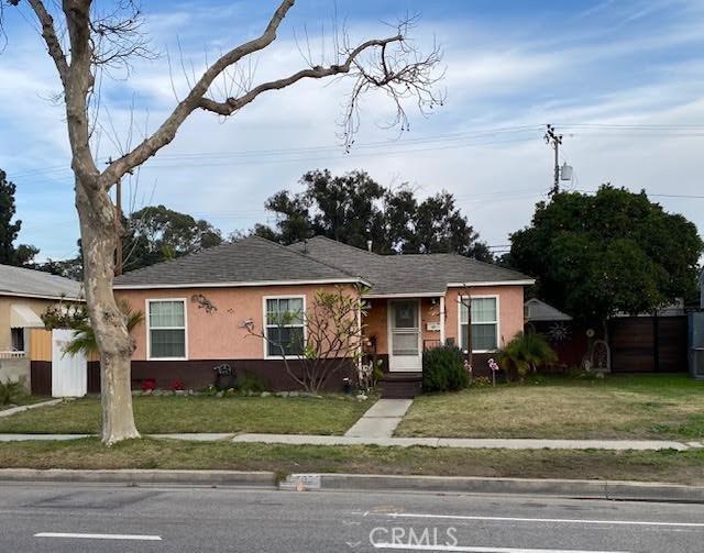 ranch-style house with a front yard