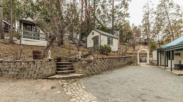 view of yard featuring a storage shed and a patio area