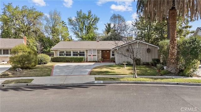 single story home featuring a front yard