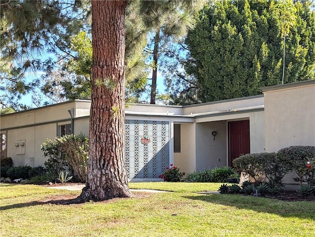 ranch-style home with a front yard