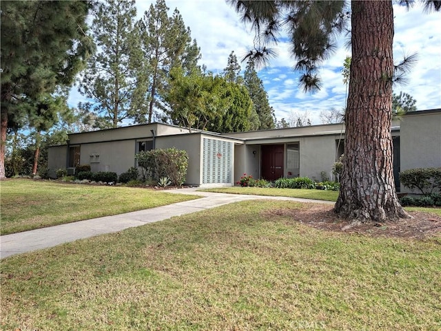 ranch-style home featuring a front lawn