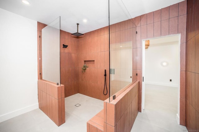 bathroom featuring a tile shower