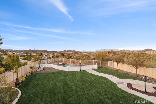 view of yard with a mountain view