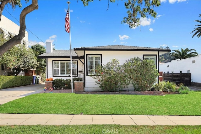 view of front of property featuring a front lawn