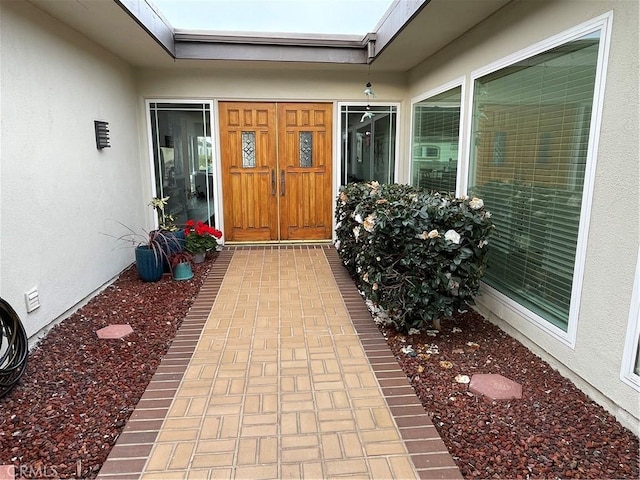 entrance to property with stucco siding