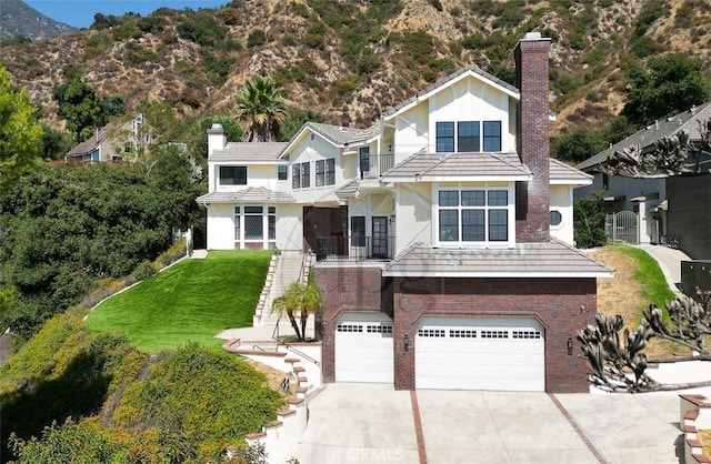 view of front facade featuring a garage and a front yard