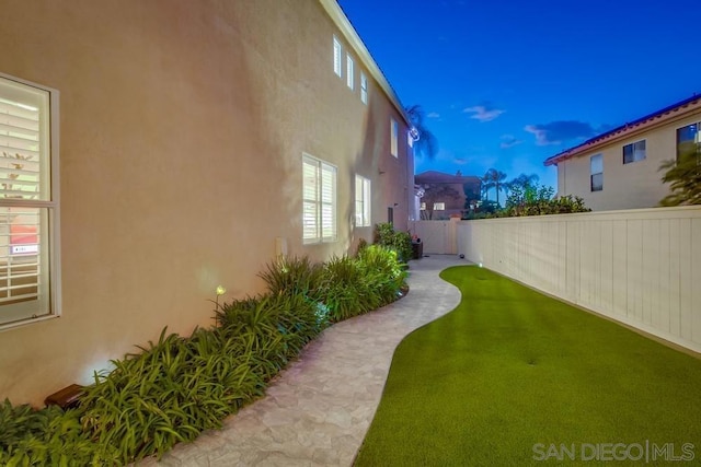 view of yard at dusk