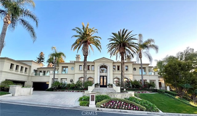 view of front of house featuring a garage and a front yard