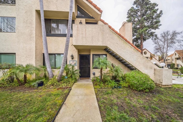 view of exterior entry featuring stucco siding