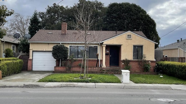 view of front of house featuring a garage and a front yard