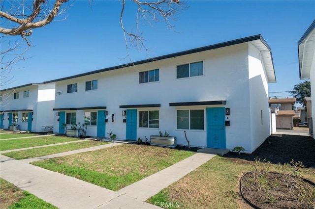 view of front facade with a front yard