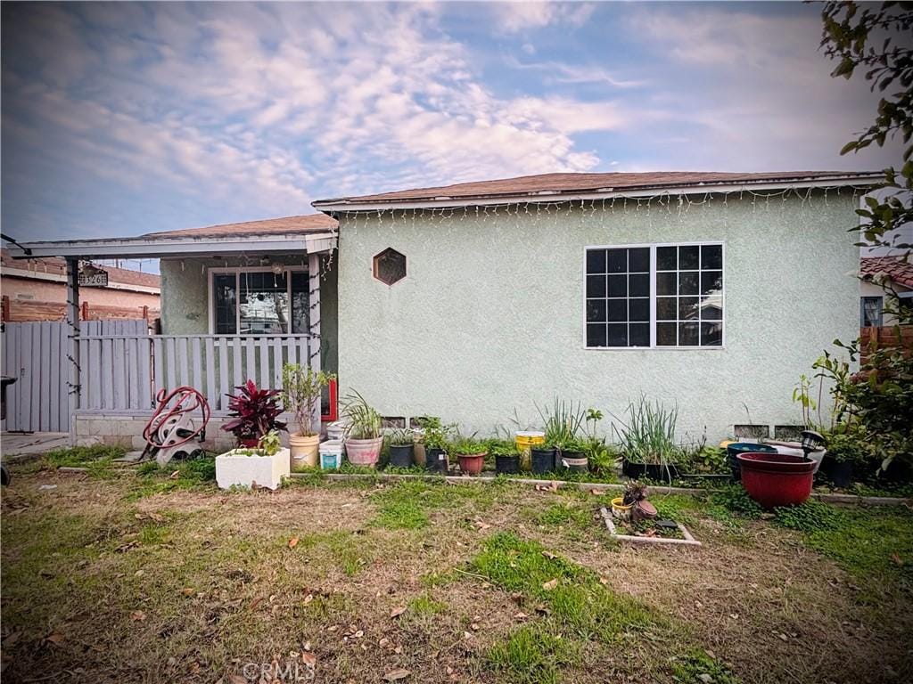 view of front facade featuring a front yard