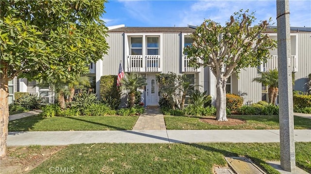 view of front of property featuring a front lawn