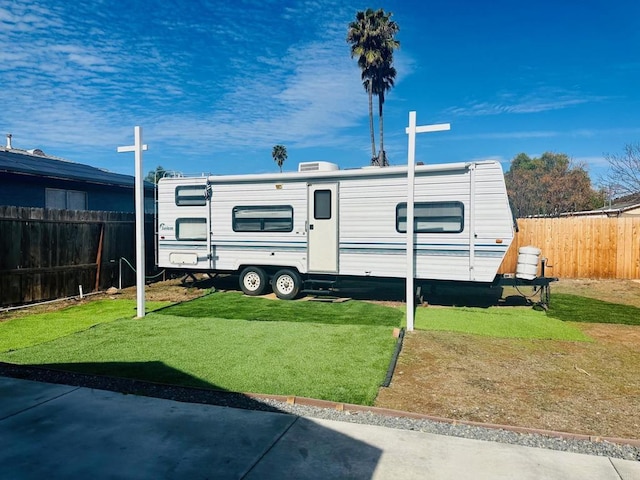 view of front of home featuring a front yard