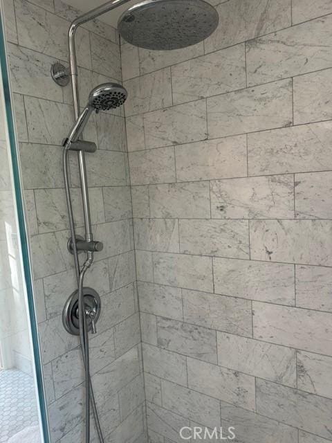 room details featuring tiled shower