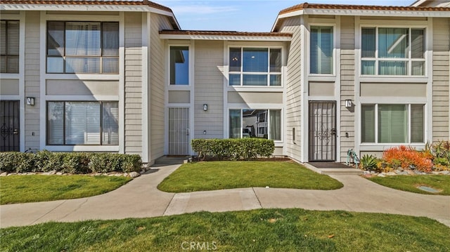 view of front of property featuring a front yard