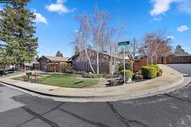 view of front of property featuring a front yard