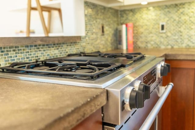 room details featuring gas range and backsplash