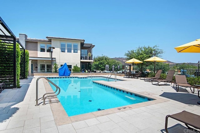 16750 Coyote Bush Dr Unit 107, San Diego, CA 92127 - community pool with a patio area